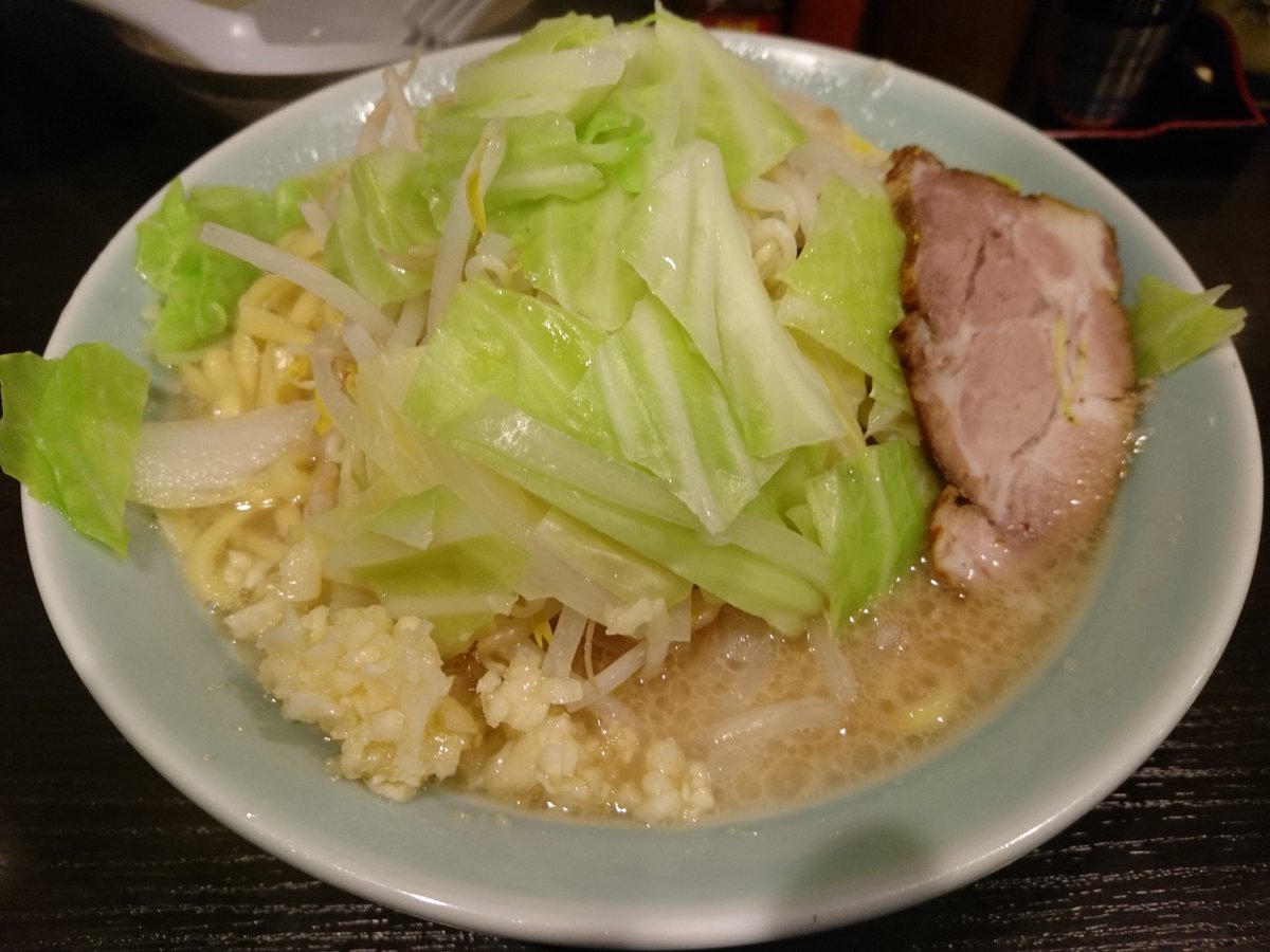 あさの Ma505 A Twitter 西船橋 増田家 背脂がっつり野菜ラーメン中盛 極太麺に大量のキャベツ もやし 生ニンニクがのったラーメン カジュアルに家系ラーメン店で二郎らしきものが食べられる点で個人的に評価が高め 写真だと少なそうに見えるけど名前負けして