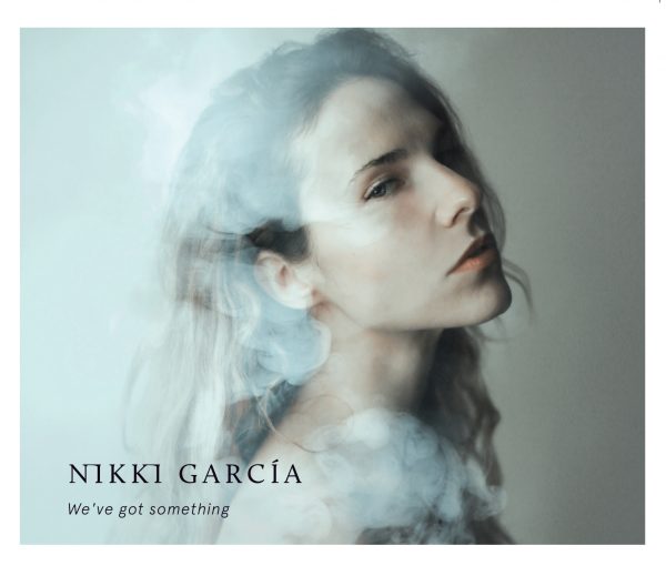 #Recomendación "We've got something", es el primer álbum en solitario de #NikkiGarcía. Cinco temas de naturaleza diferente pero con un nexo común: el piano y la esencia de un pop electrónico melancólico y tranquilo, absolutamente visual

colectivoraroproposito.wordpress.com/2017/11/28/wev…