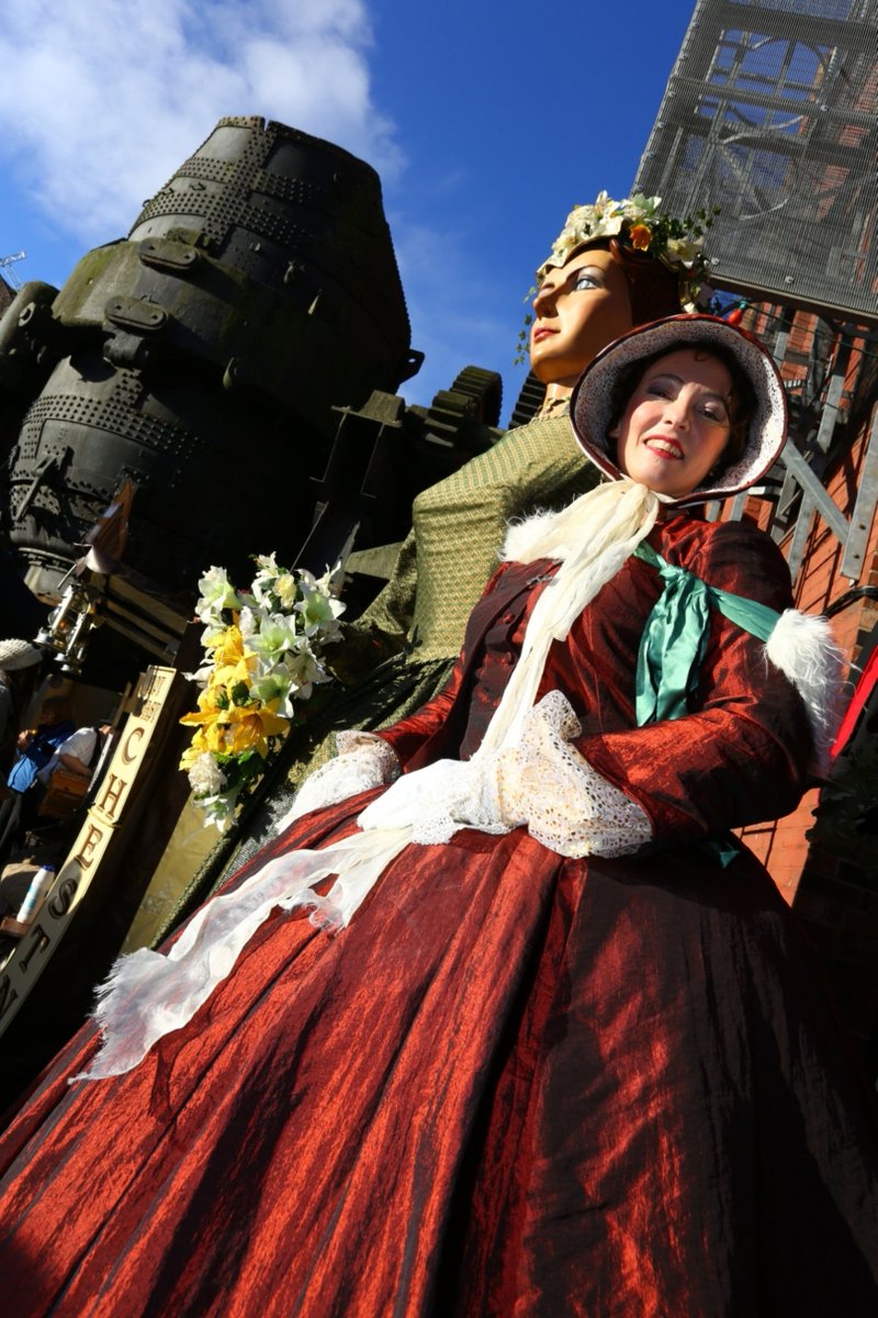 VisitSheffield's tweet image. Join @KelhamIsland for the 25th edition of their fabulous Victorian Christmas Markets in #Sheffield this weekend 2 &amp;amp; 3 December.
With over 130 market stalls, brass bands, carollers, grotto, reindeer, family fairground and more simt.co.uk/kelham-island-… 🎩🎄🎅🎺🎡