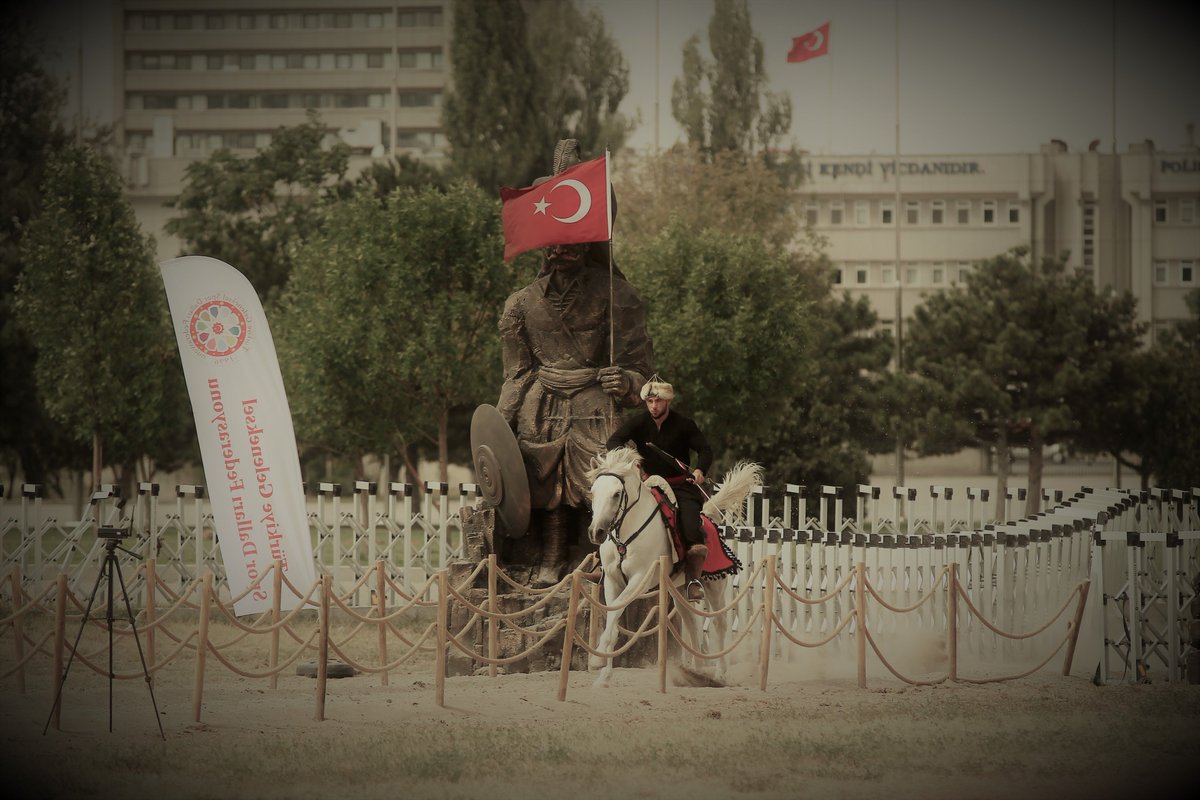 gsdfofficial's tweet photo. At üzerinde geriye doğru yapılan ok atışının en başarılı ve en ünlü uygulayıcıları Türklerdir..

'Geçmişin ihtişamını Geleceğe taşıyoruz'

#gsdf2017 #turkey #traditional #sport https://t.co/L6AKzwLxsz