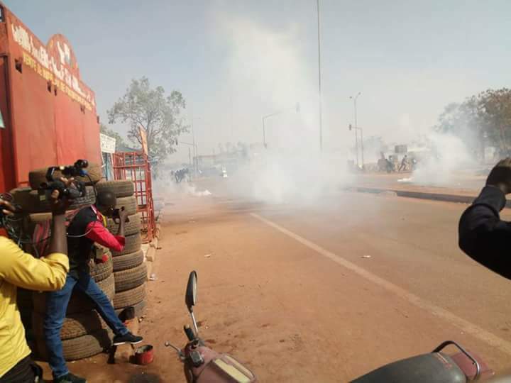 Farida_N's tweet photo. In Burkina Faso, police is tear gasing students protesting against the French president @EmmanuelMacron 's visit at the University of Ouagadougou. https://t.co/jouhiSt4lE