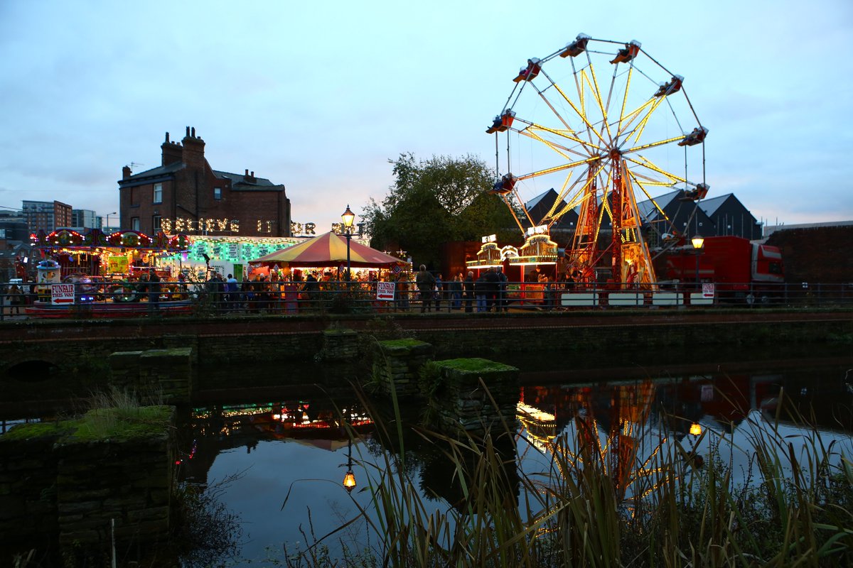 VisitSheffield's tweet image. Join @KelhamIsland for the 25th edition of their fabulous Victorian Christmas Markets in #Sheffield this weekend 2 &amp;amp; 3 December.
With over 130 market stalls, brass bands, carollers, grotto, reindeer, family fairground and more simt.co.uk/kelham-island-… 🎩🎄🎅🎺🎡