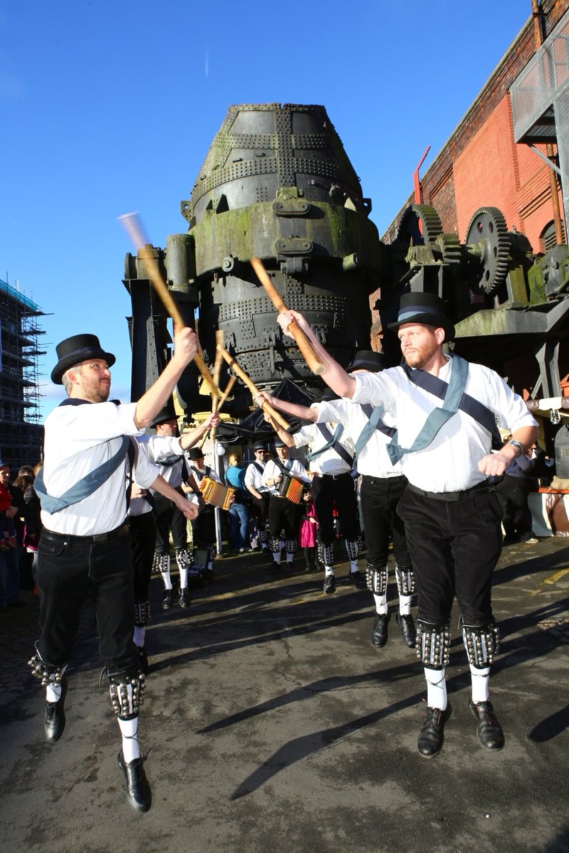 VisitSheffield's tweet image. Join @KelhamIsland for the 25th edition of their fabulous Victorian Christmas Markets in #Sheffield this weekend 2 &amp;amp; 3 December.
With over 130 market stalls, brass bands, carollers, grotto, reindeer, family fairground and more simt.co.uk/kelham-island-… 🎩🎄🎅🎺🎡