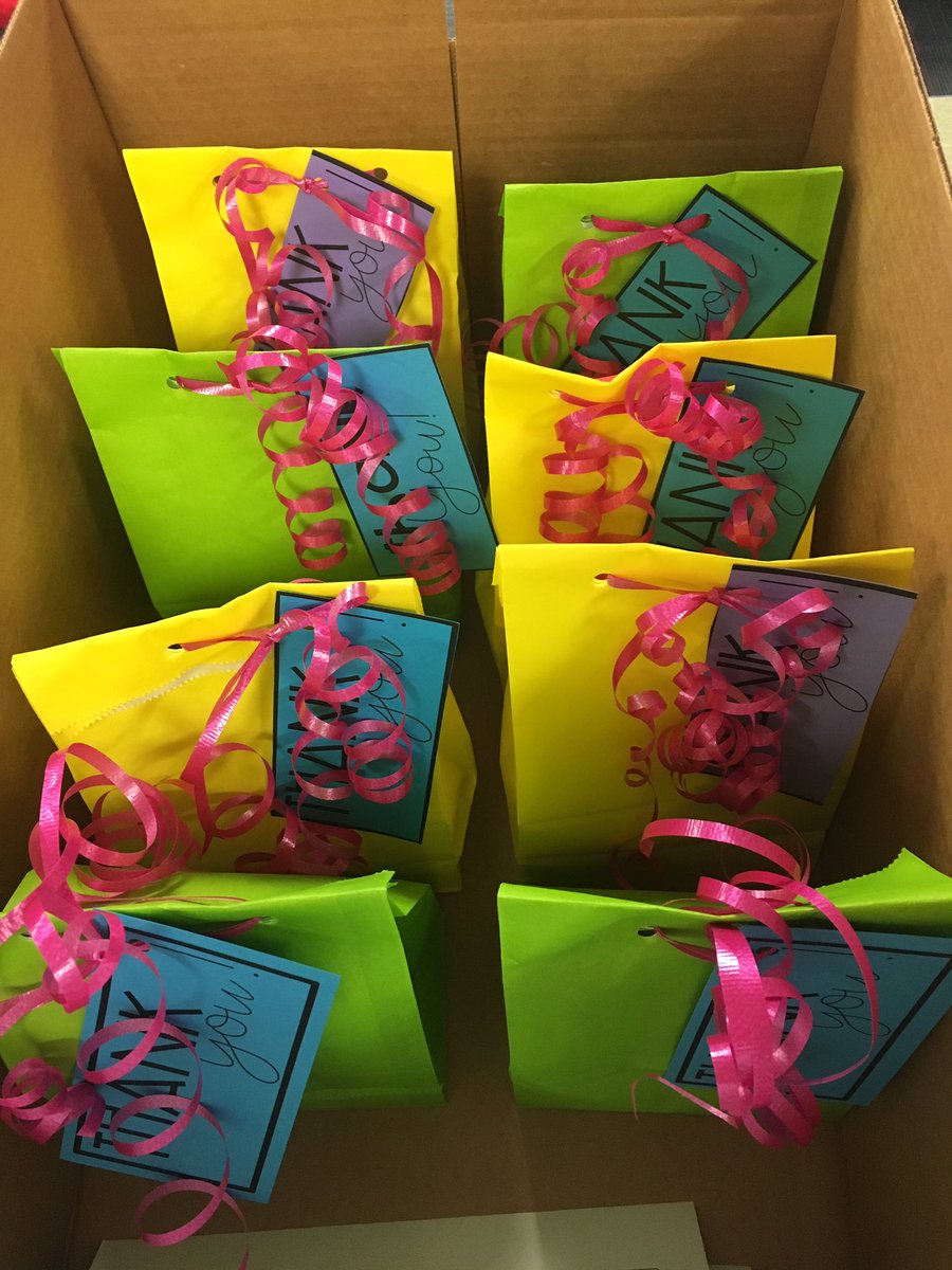 MissETechie's tweet photo. Packaging "thank you" bags for our SERVES volunteers 💗 #DayOfGiving #EASDGivingBack @MrsTPickel @MissAntrim2 @Miss_Fuller18 @TeachInStripes https://t.co/uAGWDXrQfS