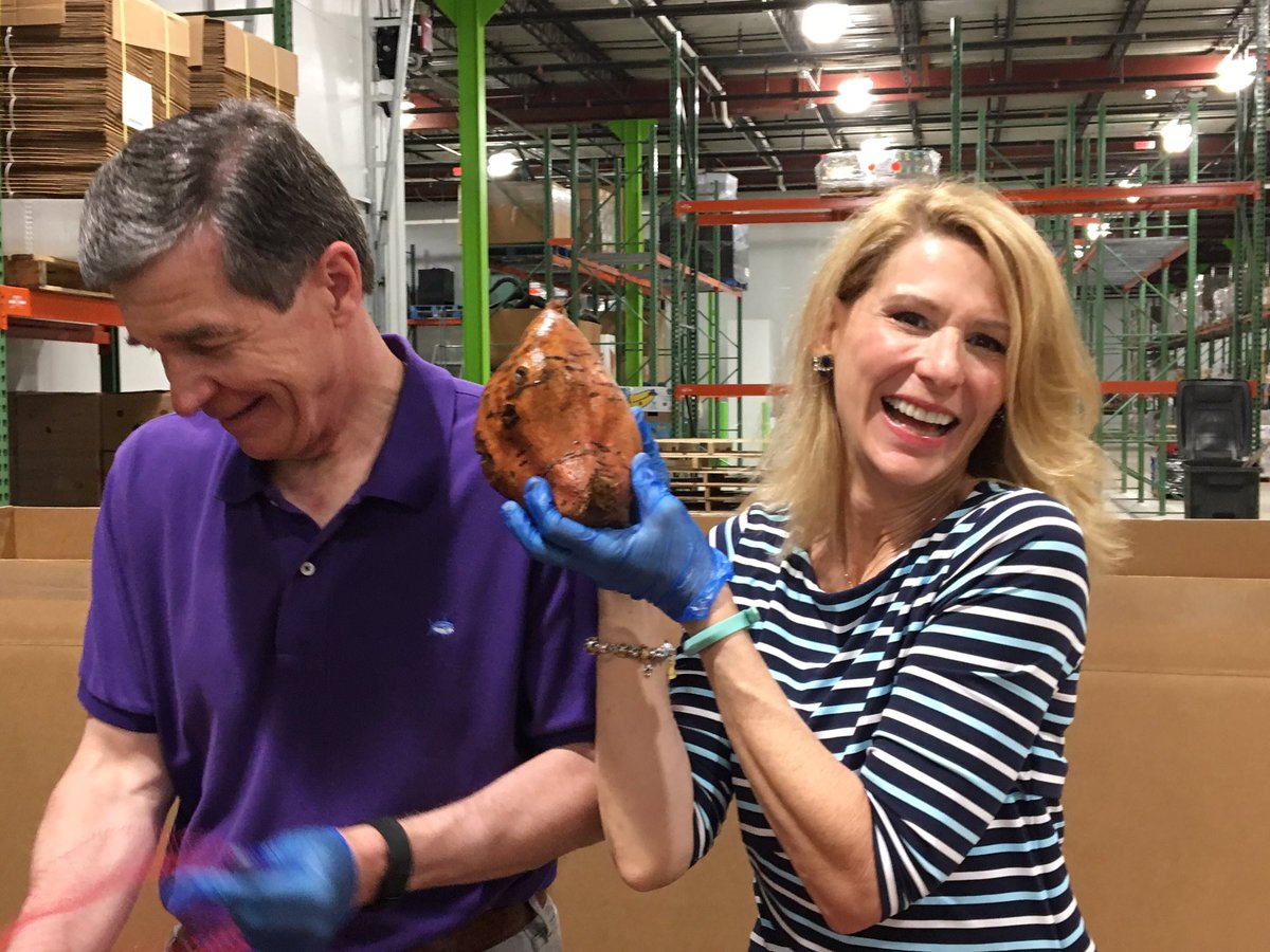 FLONC's tweet photo. #GivingTuesday is here! How will you give? Read about my first @GivingTues as FLONC: https://t.co/WPU9Rzbls3

@FoodShuttle @FeedingAmerica @FoodBankCENC @dollyslibrary @PCANC @AudubonNC https://t.co/p683WG0GO0