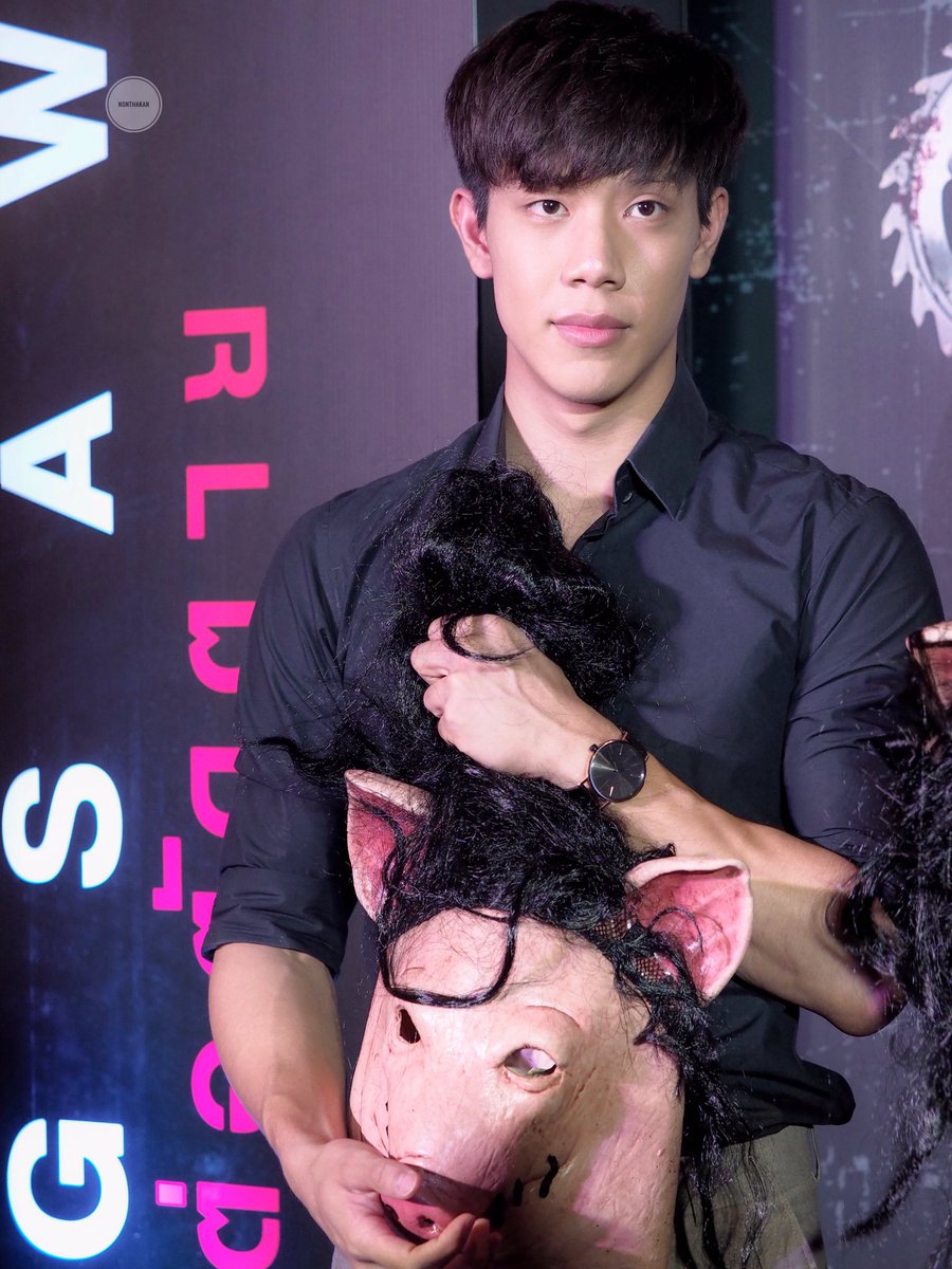 OOHO_789's tweet photo. ว่ากันด้วยเรื่องการถือหน้ากากในมือนั้น เรียกว่าขย้ำดีกว่า..คือกลัวหลุดหรือว่าไรน๊าา..

#JigsawMovie

#grtsp 
#เกรทสพล 
#conversationthailand 
#TUSexyBoy 
#SiamParagin F.6
#28Nov2017 https://t.co/hCSiOcmKj9