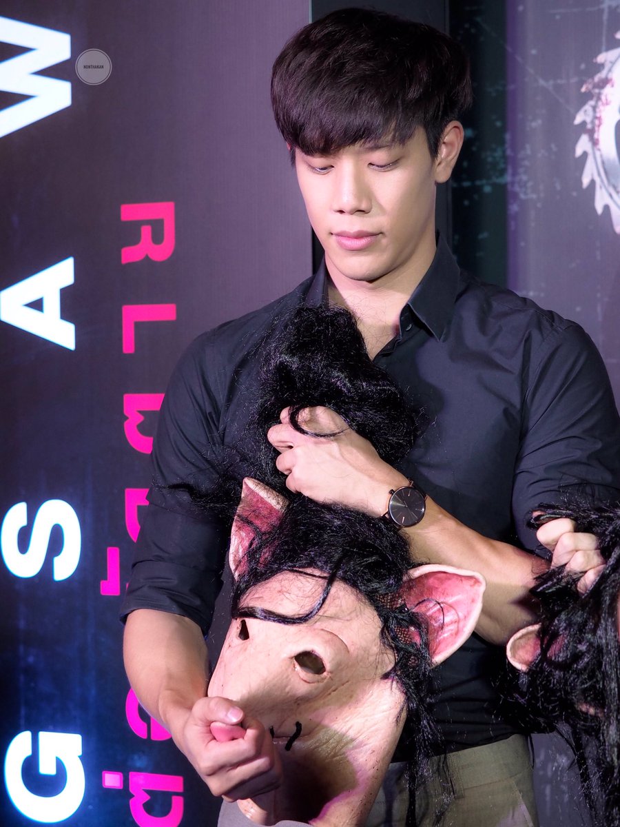 OOHO_789's tweet photo. ว่ากันด้วยเรื่องการถือหน้ากากในมือนั้น เรียกว่าขย้ำดีกว่า..คือกลัวหลุดหรือว่าไรน๊าา..

#JigsawMovie

#grtsp 
#เกรทสพล 
#conversationthailand 
#TUSexyBoy 
#SiamParagin F.6
#28Nov2017 https://t.co/hCSiOcmKj9