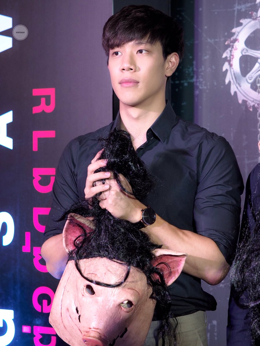 OOHO_789's tweet photo. ว่ากันด้วยเรื่องการถือหน้ากากในมือนั้น เรียกว่าขย้ำดีกว่า..คือกลัวหลุดหรือว่าไรน๊าา..

#JigsawMovie

#grtsp 
#เกรทสพล 
#conversationthailand 
#TUSexyBoy 
#SiamParagin F.6
#28Nov2017 https://t.co/hCSiOcmKj9