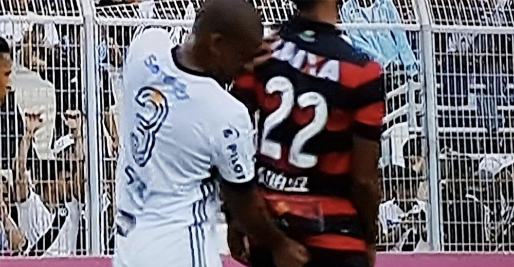 lequipe's tweet photo. Un défenseur s'est fait expulser pour avoir glissé son doigt dans les fesses d'un attaquant adverse lors d'un match de maintien https://t.co/EUpLGDV0AD https://t.co/eENk1BwRgy