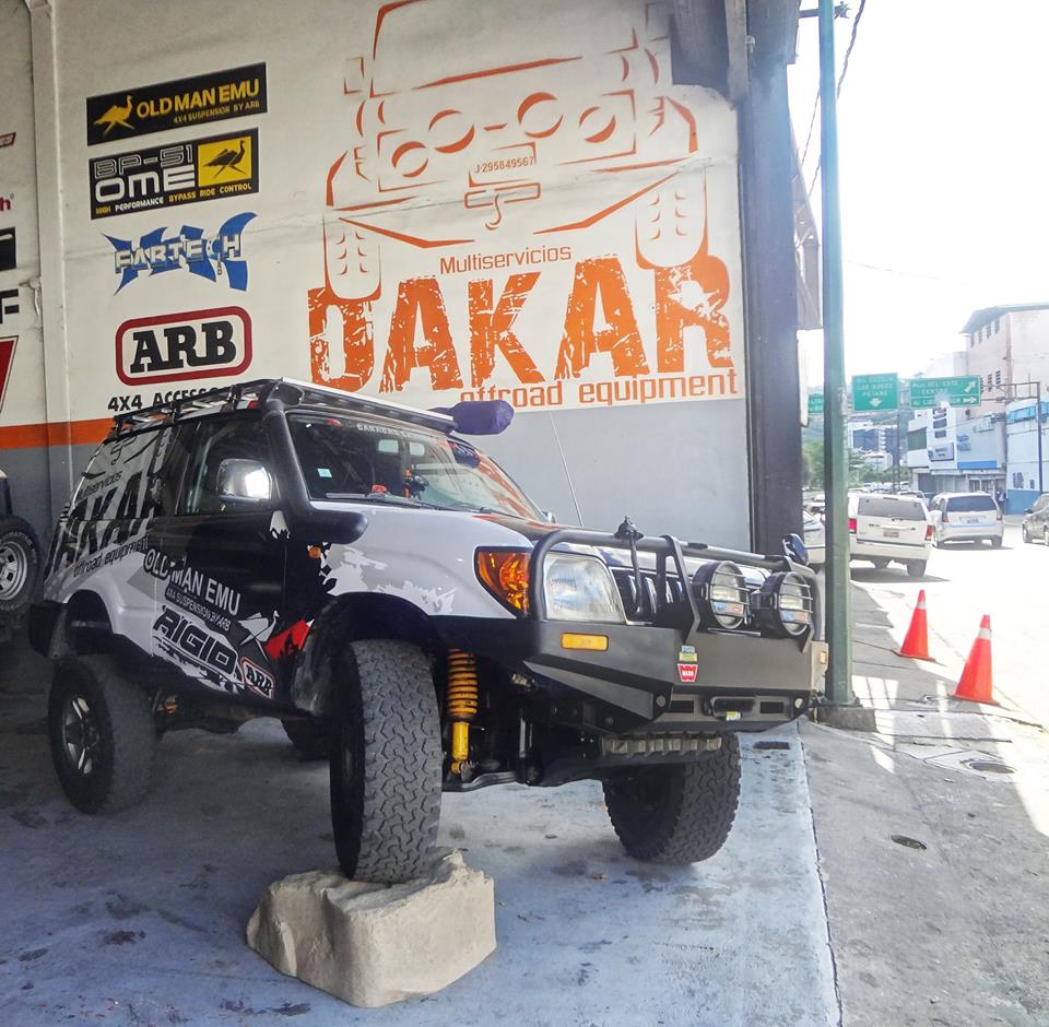 MultiDakar's tweet photo. ¿Qué nos dicen del nuevo integrante del #TeamDakar? En la foto, la Merú del pana @Toyotrip_rzj90 con su nuevo rotulado de Dakar 😎☝️ 💥💥💥#TeamDakar #NadaNosDetiene #Brutal #MultiDakar #SoloEnDakar https://t.co/4uBXmwkBld