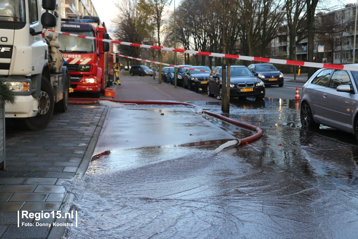regio15's tweet photo. Met 2000 liter per minuut pompt de brandweer het water uit de kelder. Er is veel schade. #Jumbo #DeStede #DenHaag https://t.co/zzvgOFKSkO