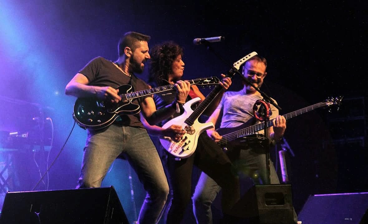 RecuerdosdeRo's tweet photo. Y como lo harán que realmente parece magia?? Muy grandes. Conciertazo en Jerez @RosanaOficial @pedraguit #JavierQuilez https://t.co/uXzyHm6glL