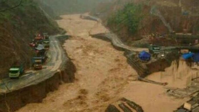 DediMulyadi71's tweet photo. Pacitan menoreh duka, banjir melanda, mari kita berbagi kepada sesama dan kembali menata alam agar tetap lestari. 

Mari menanam di saat hujan, jagalah hutan jangan dijarah.

Keserakahan pada alam menjadi derita masyarakat tak berdosa. #PrayForPacitan 

Foto : berbagai sumber. https://t.co/ZmMQG7d0ZS