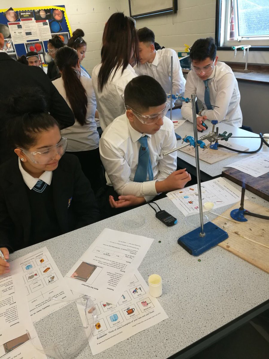 Nightingale_NTA's tweet photo. Year 10 Set 4 students @Nightingale_NTA undertaking  Physics practical today @NightingaleNTA6 students helping out @AETscience #6thform #wedoexperiments #Alevel https://t.co/AyFYS9vgMz