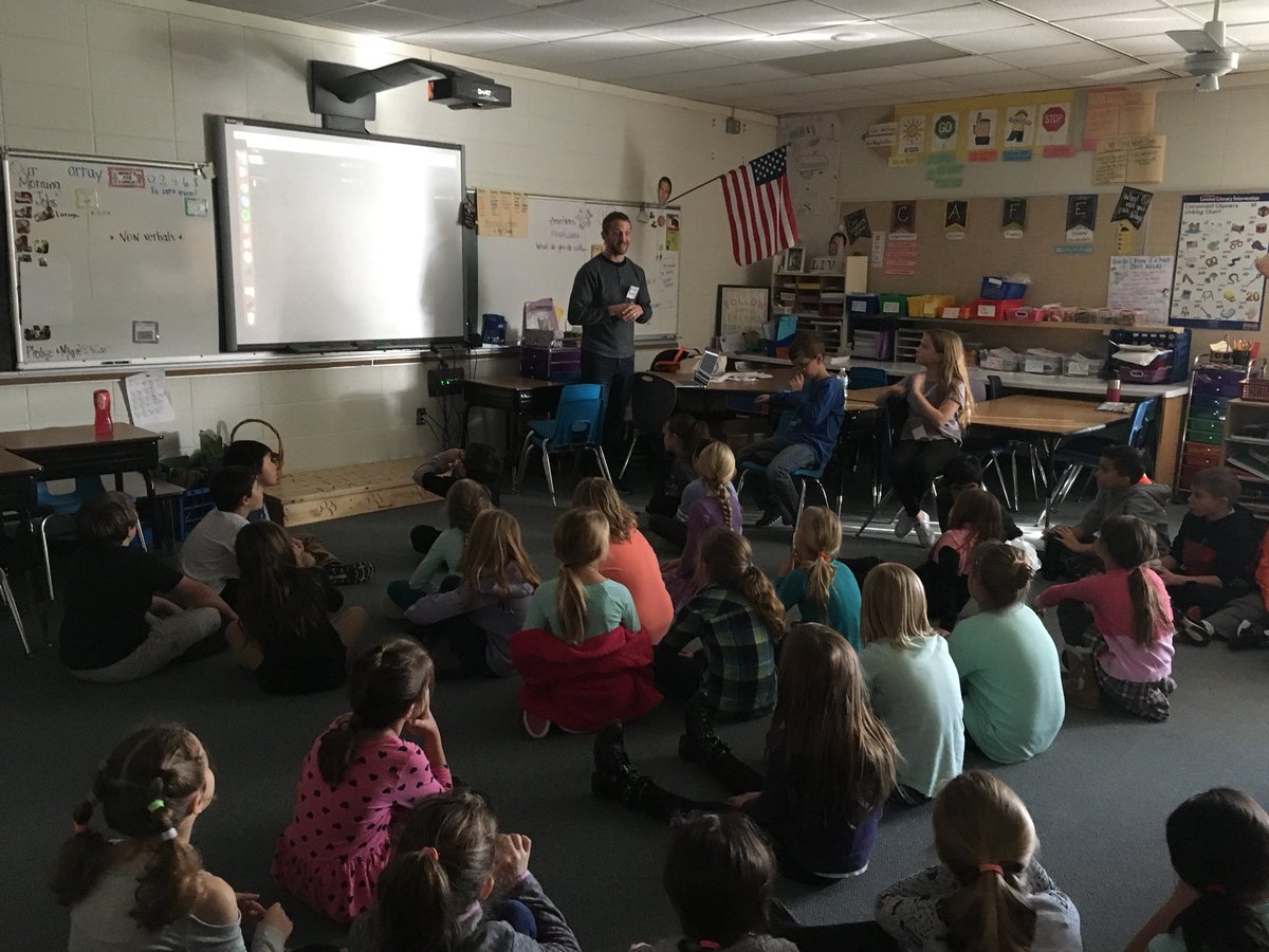 CounihanKristin's tweet photo. Great day exploring coding with Tommy the programmer!  @hssdmbkc2 @mbhssd https://t.co/7mJnCYvPP2