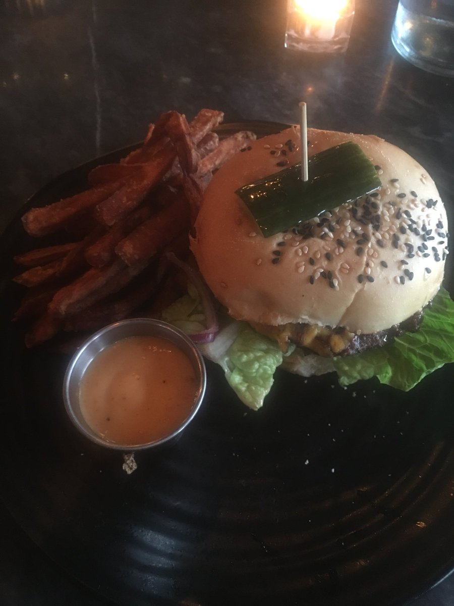 BaldurGisli's tweet photo. No free lunch? Borgari á @BryggjanBrewery í boði @Aukakronur #free4me https://t.co/gLnR3CCOpC