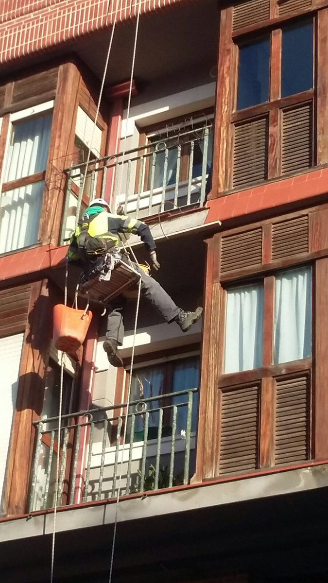 citvertical1's tweet photo. Rehabilitación en fachadas #ropeaccess #trabajosverticales #fachadas #rehabilitación #accesoconcuerdas #citvertical https://t.co/lKuSAsASCM