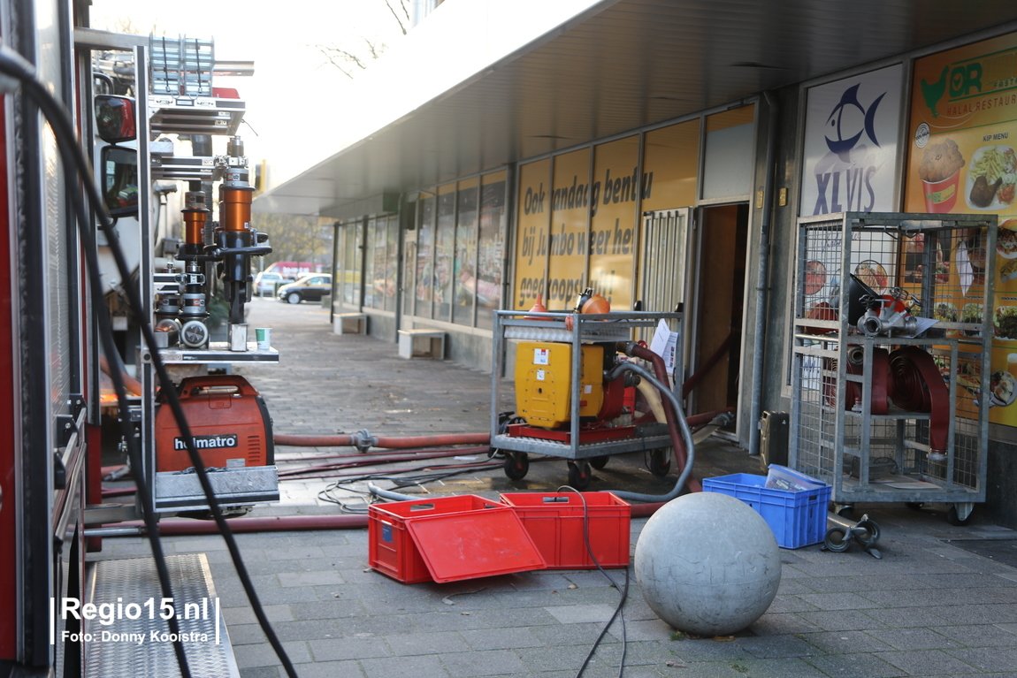 regio15's tweet photo. Het gaat om de hoofdleiding. Alle winkels in het winkelcentrum hebben geen water meer. Viswinkel is ook gedupeerd. #DeStede #DenHaag https://t.co/J5nXT1vRaE