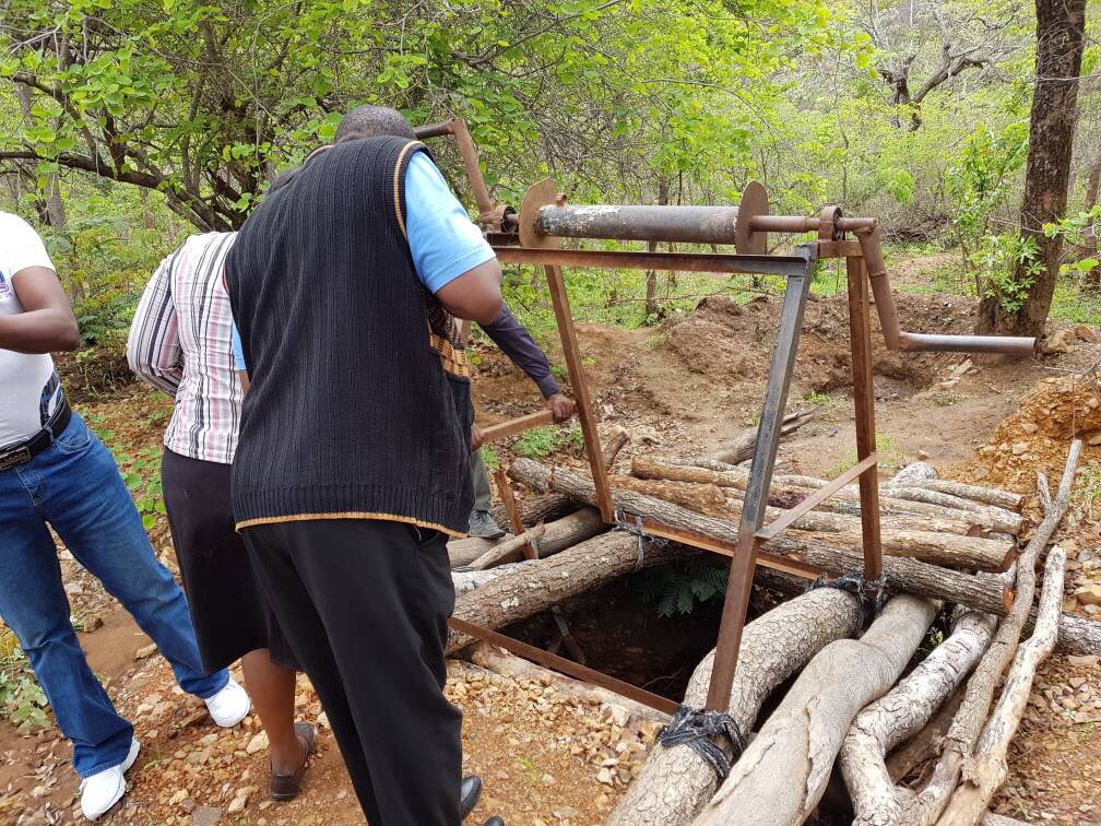 iloharare's tweet photo. Today the @AfDB_Group supported Youth and Women Empowerment Programme is in Guruve to interact with women in artisanal mining. The initiative will enhance productivity and lead to better jobs #YWEP https://t.co/PAOesuRtZA