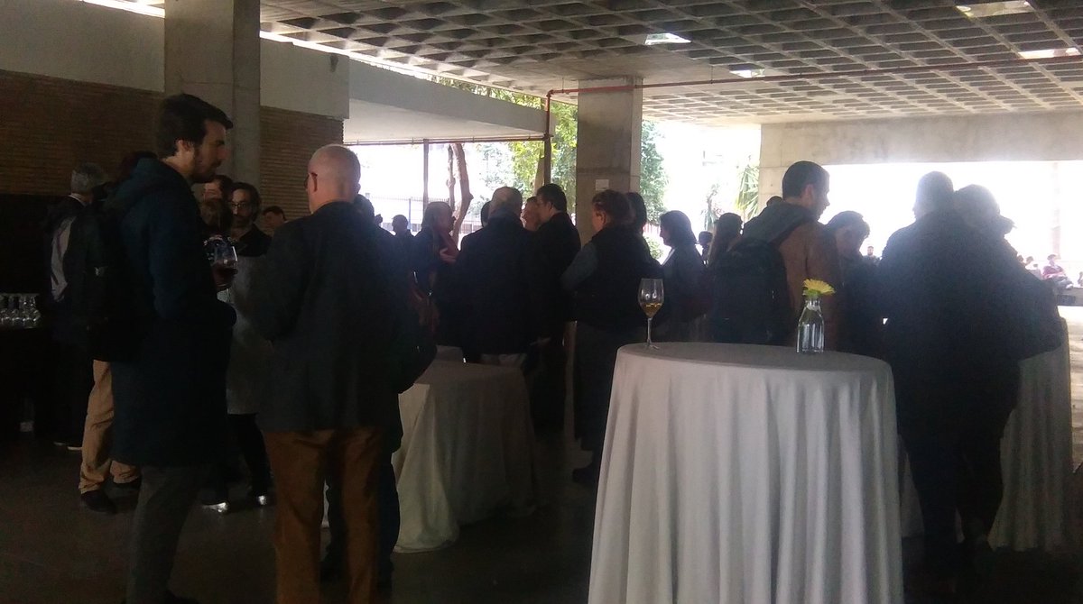 IdaSevilla's tweet photo. Algunos de los invitados al congreso siguen charlando tras la comida. Se acerca el momento de volver a las mesas temáticas. Os lo contaremos a partir de las 16:00. #IDASevilla #IUACC #LT1 #LT2 #LT3 #lt4 #Investigación #arquitectura #Doctorado https://t.co/04jZU0B2ts
