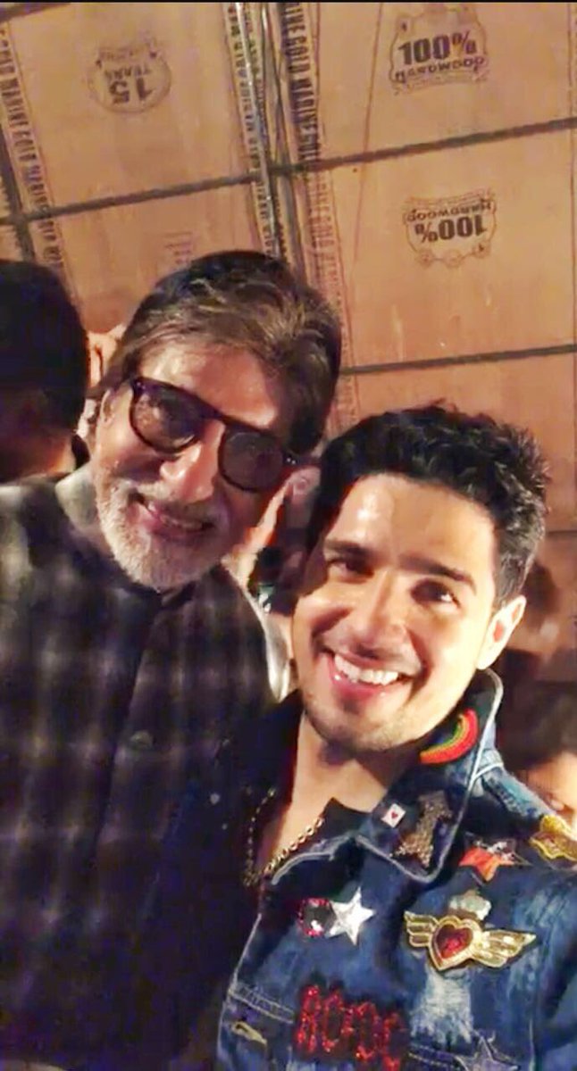 SidMalhotra's tweet photo. An actor, a gentleman, an inspiration that transcends generations,There is only one Amitabh Bachchan ! I feel blessed to be an actor in the same era as you sir ,today’s performance was a small thank you from your biggest fan, Love you @SrBachchan sir https://t.co/CncWbU3O9D