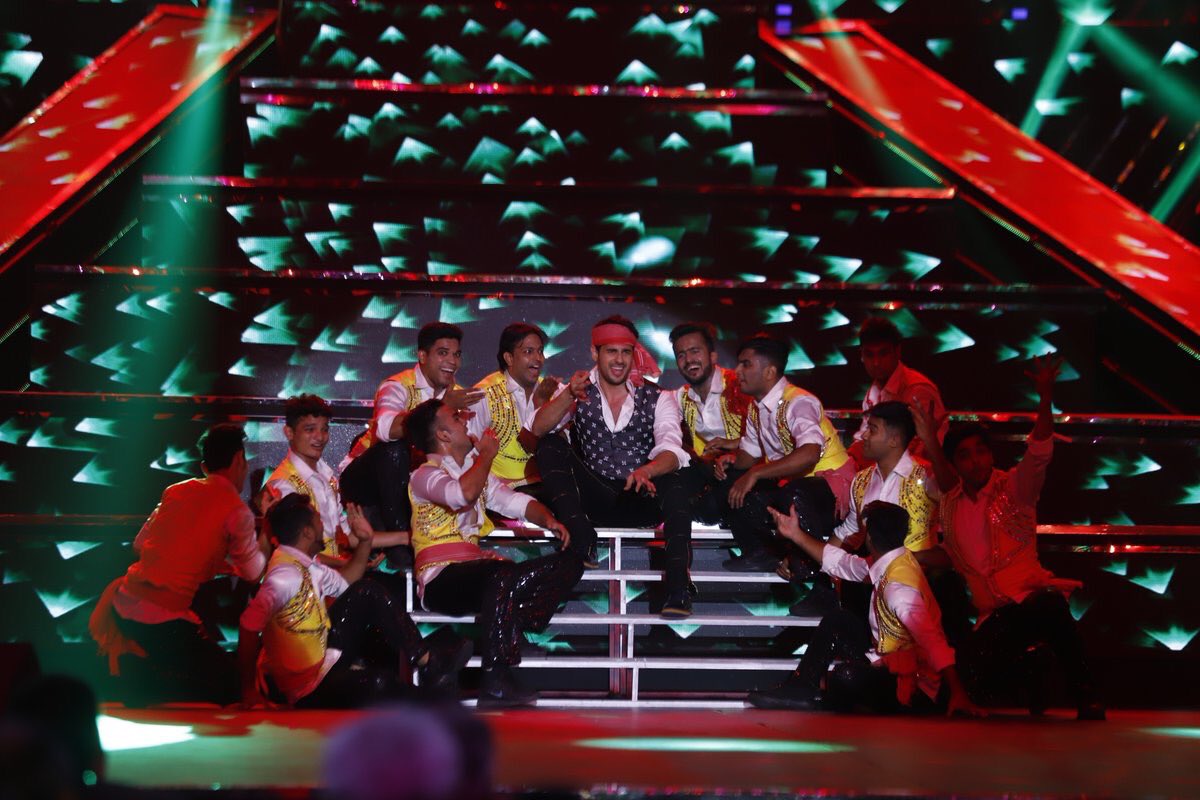 SidMalhotra's tweet photo. An actor, a gentleman, an inspiration that transcends generations,There is only one Amitabh Bachchan ! I feel blessed to be an actor in the same era as you sir ,today’s performance was a small thank you from your biggest fan, Love you @SrBachchan sir https://t.co/CncWbU3O9D