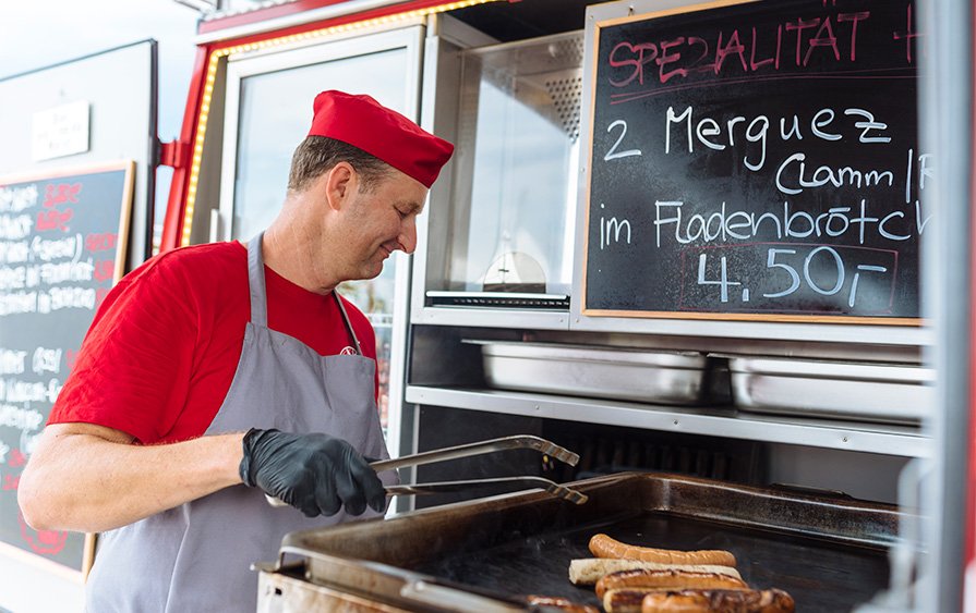 MBVansBE's tweet photo. Ce Van Mercedes-Benz ‘vintage’ a déjà sauvé de nombreuses personnes. Auparavant comme véhicule de pompiers, aujourd'hui comme… Wurst On Wheels ! https://t.co/umBTkJeX5J