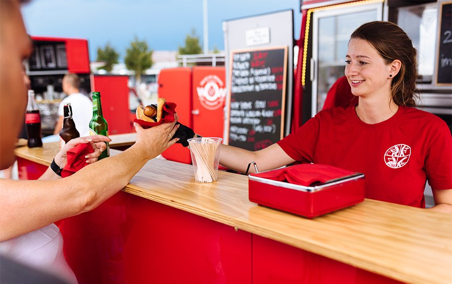 MBVansBE's tweet photo. Ce Van Mercedes-Benz ‘vintage’ a déjà sauvé de nombreuses personnes. Auparavant comme véhicule de pompiers, aujourd'hui comme… Wurst On Wheels ! https://t.co/umBTkJeX5J