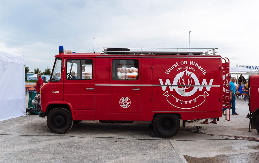 Deze vintage Mercedes-Benz Van is een geboren redder in nood. Vroeger als brandweerwagen, tegenwoordig als Wurst On Wheels!