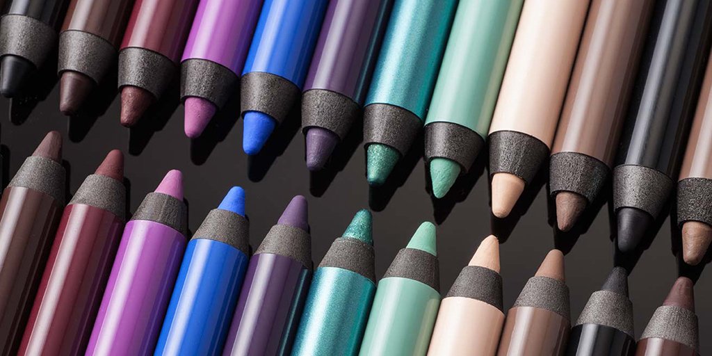 Want a free MAC makeup item? Follow, like &amp; share this tweet and visit... MACmakeup.me Choose your makeup, we're giving  items away daily! 💋