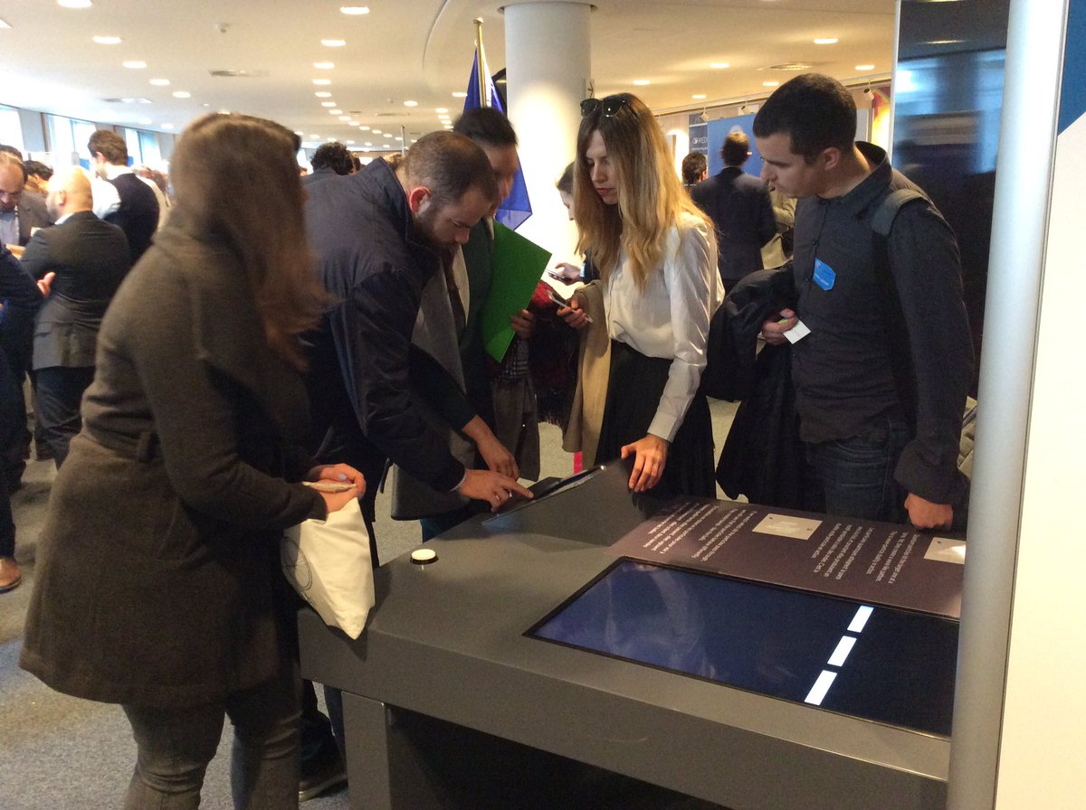 _QuantumTech's tweet photo. RT CanadaUE: Expo QuantumIQC de UWaterloo suscite bcp d'intérêt, et interaction, à #9EIS. Venez la découvrir! CdaUEST #QuantumPop https://t.co/A8ES88AWc4
