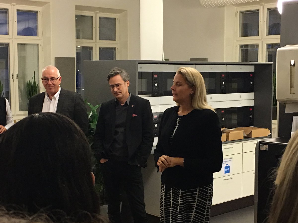 rjanScheller's tweet photo. Vi firar avtalstecknandet för ny gemensam it-service. Efter många om och men fick vi vår nya leverantör: Tieto! Nu blir det hårt jobb, kul! https://t.co/NZaFo2sgrn