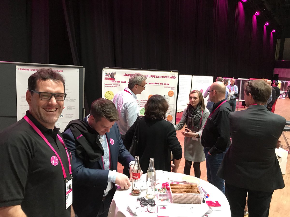 KarstenNeumann_'s tweet photo. Diskussionen am Stand der Steuergruppe DE...#Telekom_it #telekomwall #move_IT https://t.co/epgIiqkaPe