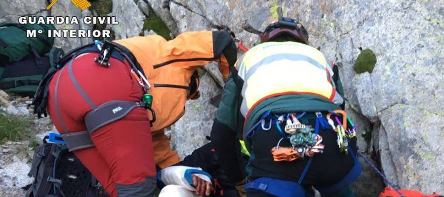 A3Noticias's tweet photo. La Guardia Civil rescata a dos montañeros que querían colgar una estelada en un pico de Huesca https://t.co/TXbba7cjNW https://t.co/HYU2eMFJJn