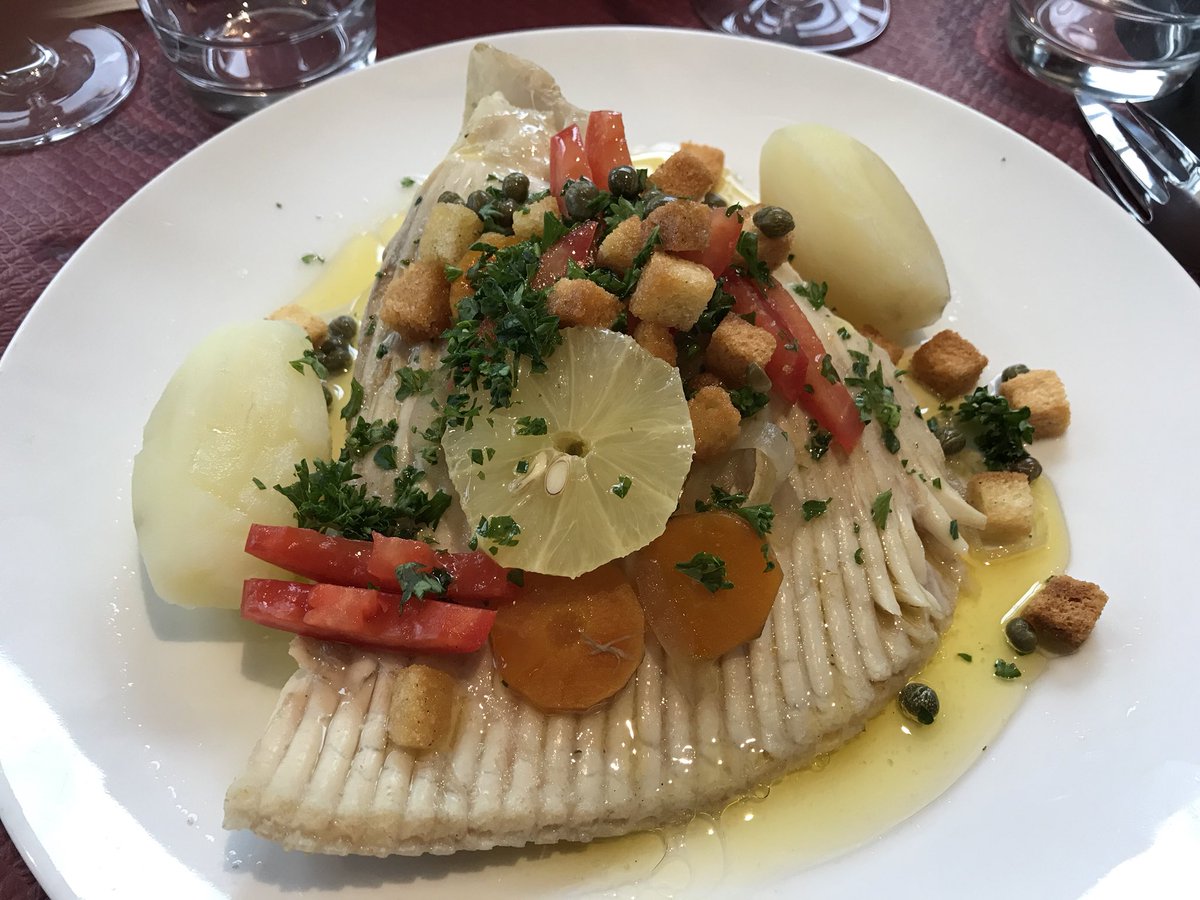 lefortdeshalles's tweet photo. La bistronomie est à @marchederungis ! Bravo à l’équipe du restaurant #LesVendanges et au chef Bertrand Chauvet ! Produits frais et harmonie des saveurs !👍😂👌 https://t.co/hhtW86eptV