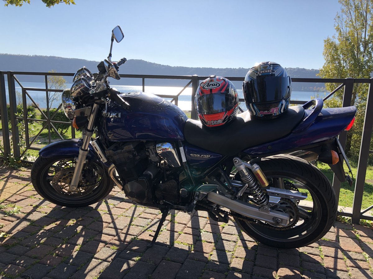 massy11gsxr's tweet photo. Sempre un piacere stare #insella con la mia #moto 🤩 #SUZUKI #gsx750 #inazuma girovagando qua e là come al #lago in modalità #zeropensieri puro #relax ❗️✌🏻😎🏍 https://t.co/IPbj6fjNkv