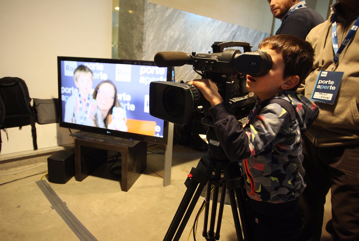 Raiofficialnews's tweet photo. #RaiPorteAperte: oltre 1000 bimbi giornalisti e tecnici per un giorno al MACRO Testaccio, al #REfKIDS si è concluso il laboratorio #Rai per scoprire i segreti di tv e radio https://t.co/HB4lxktZFH @Romaeuropa @RaiScuola 📺🎥📹
@RaiNews @TgrRaiLazio https://t.co/PX6ncXWN5z