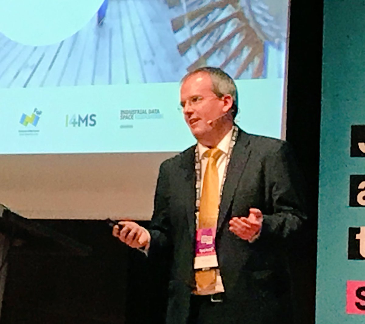 HuelsmannT's tweet photo. @olazaro74 of @ids_association member @Innovalia_group explaining the framework conditions of data economy in manufacturing and #I40 at #FiwareSummit2017 #I4MS @boost4_0 https://t.co/BiSBBuHtfG