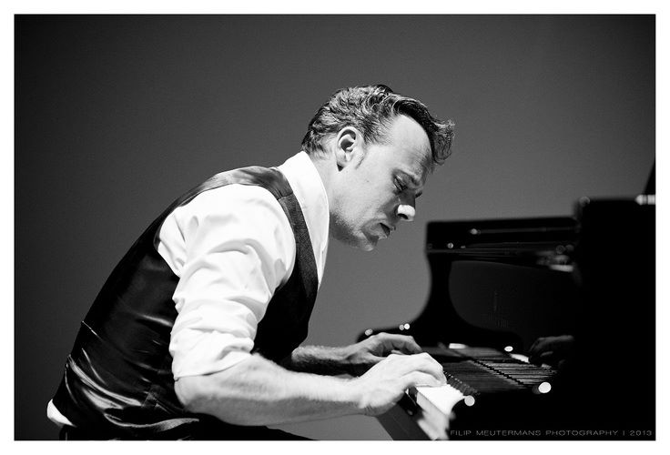 degrooteluc's tweet photo. Jef Neve bespeelt z'n piano als geen ander. Laat je helemaal meevoeren door zijn muziek tijdens het eindejaarsconcert op woensdag 27 december. Er zijn nog enkele tickets beschikbaar, maar wacht niet te lang, het gaat snel! https://t.co/9A73zVvKjN https://t.co/nDF7zGSMJN https://t.co/Lms4GoUsKx