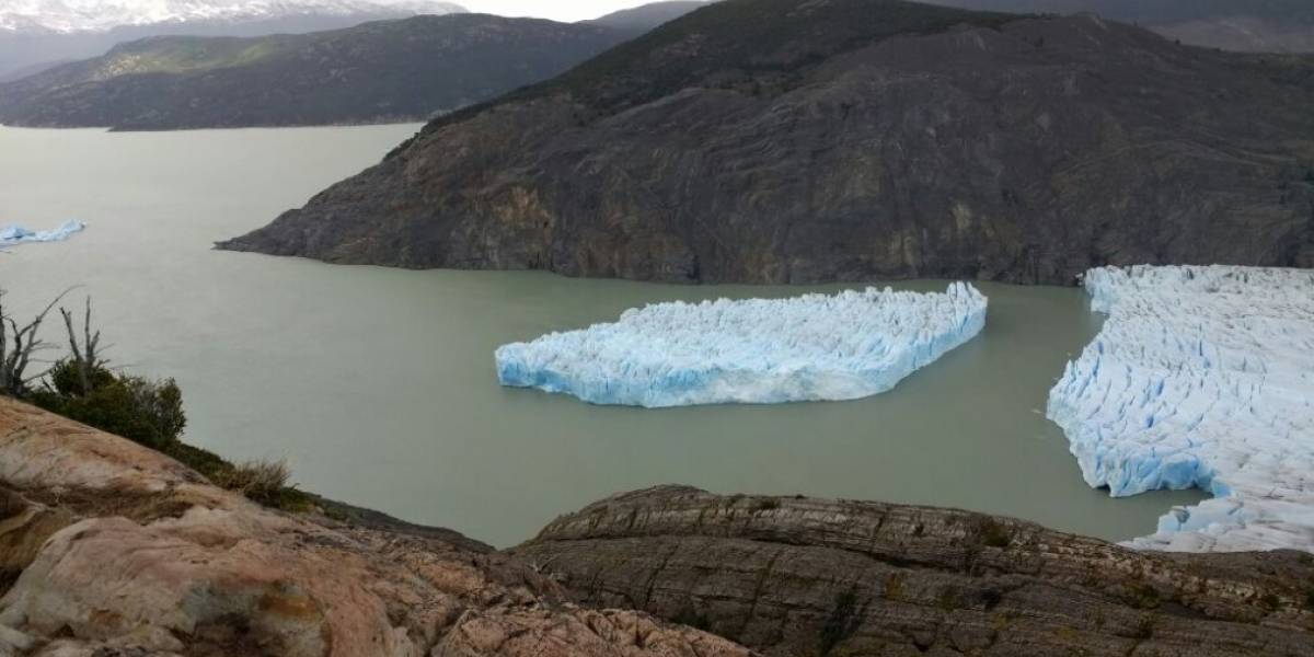 PublimetroChile's tweet photo. Alerta en Torres del Paine tras impactante fractura del glaciar Grey https://t.co/3qAGU96x5f https://t.co/oRSNe3IEeL