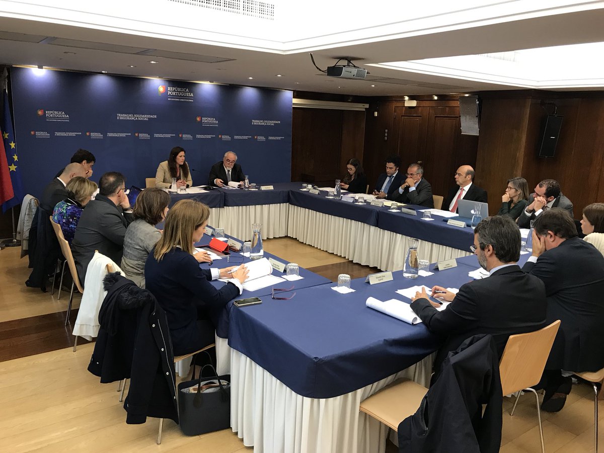 trabalho_pt's tweet photo. Ministro Vieira da Silva preside à primeira reunião da Comissão Interministerial da ENIPSSA 2017 - 2023 (Estratégia Nacional para a Integração de Pessoas em Situação de Sem-abrigo). https://t.co/DYomsrwJsy