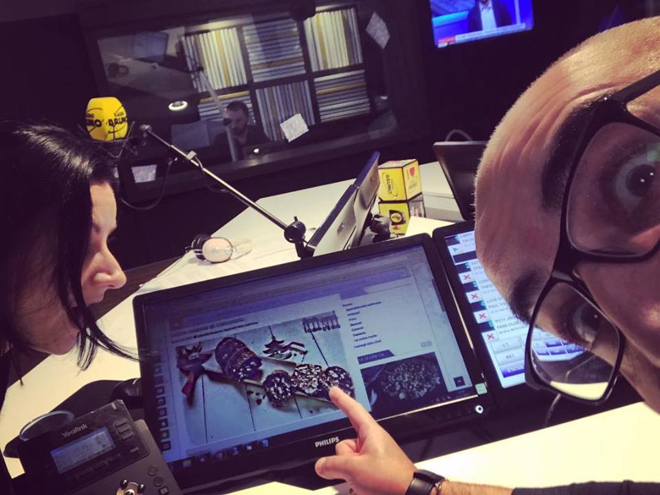 RADIOBRUNO1's tweet photo. Noi del #radiobrunofansclub che scopriamo una delle #ricette della settimana...
Il #salamealcioccolato di #GabriellaGasparini! 😍😍😍
La #ricetta è qui: https://t.co/H5RJwLgVqc #brunochef https://t.co/eMMbMm2ucu