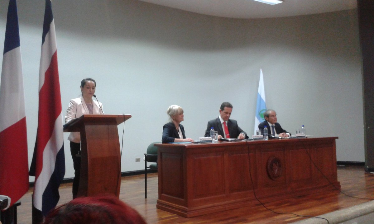 Iniciando conferencia en #UCR  sobre los retos para la vida marina y los océanos, en presencia de Francine Cousteau de la Cousteau Society y de responsables del Observatorio Cousteau con sede en el Cimar.  #añointernacionaloceanosymares @IFACAmcent <a href="/FranceCR/">France au Costa Rica</a>