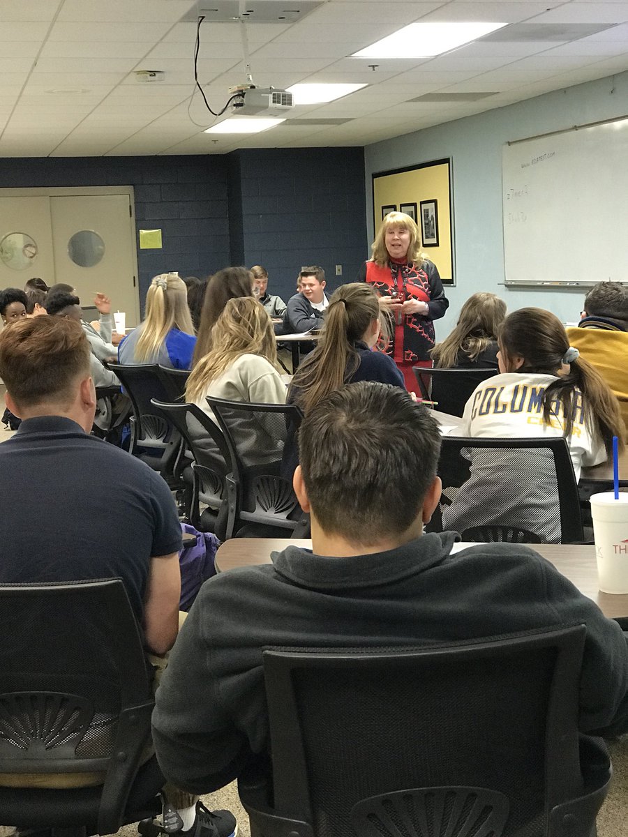 THE_AMY_T's tweet photo. ELA Boot Camp in preparation for the Eng II Test in 11 DAYS! Work hard, Wildcats! 💙💛💙💛 #B12CATS https://t.co/gvsnxAI1Pv