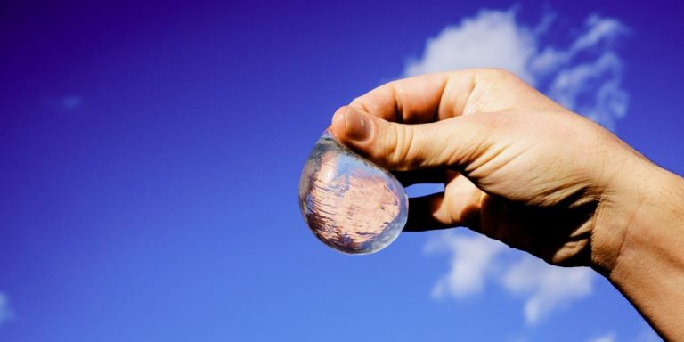 Quando l'acqua diventa "commestibile" non si può non parlare di #cibo del #futuro! Un esempio? Le praline da mangiare di #Ohoo che contengono succhi e altri liquidi. A raccontarcele meglio all'#OpeningEvent di #MFR17 il co-founder Pierre-Yves Paslier!
makerfairerome.eu/it/acqua-da-ma…