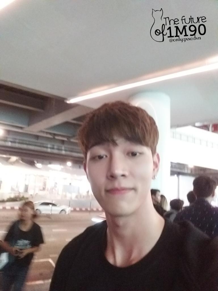 onlygxxodvn's tweet photo. 171128 Selfie Time @gxxod4 @ Bookko Surgery Event At The Emporium After avent #ก็อตอิทธิพัทธ์ #teamgxxod #gxxod https://t.co/6Ma6c4cKbk