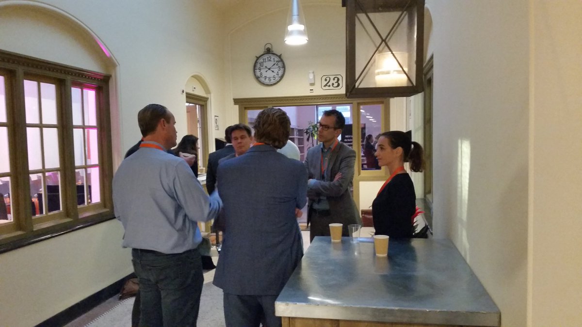 TonvGeijlswijk's tweet photo. Speeddates zelfs in de gang van het @muntgebouw tijdens Kennisnetwerk Tenderboards #NEVIPubliek #UBRHIS https://t.co/oIO5YyiNKL