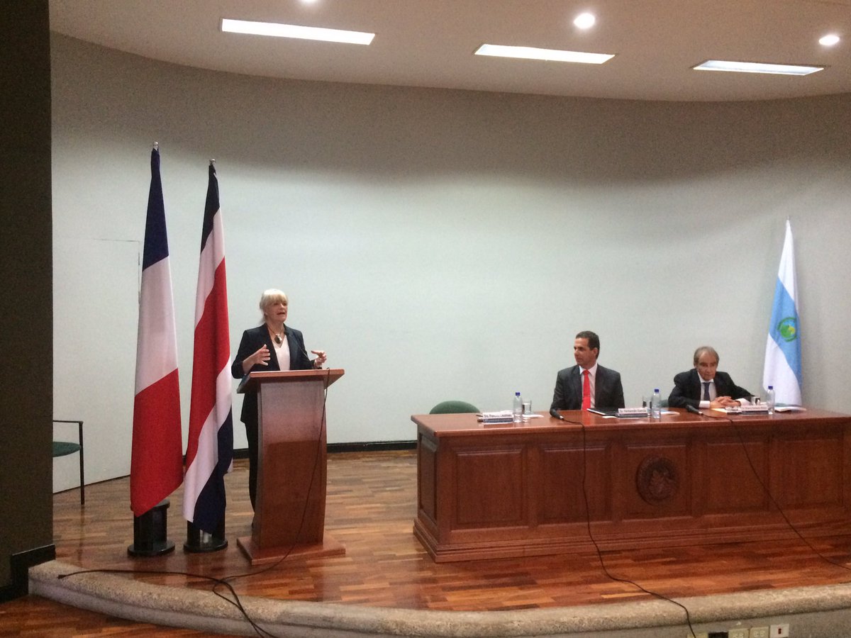 Apertura de la actividad con palabras de la señora #Cousteau que presenta los desafíos y objectivos de la colaboración entre la Society y la #ucr