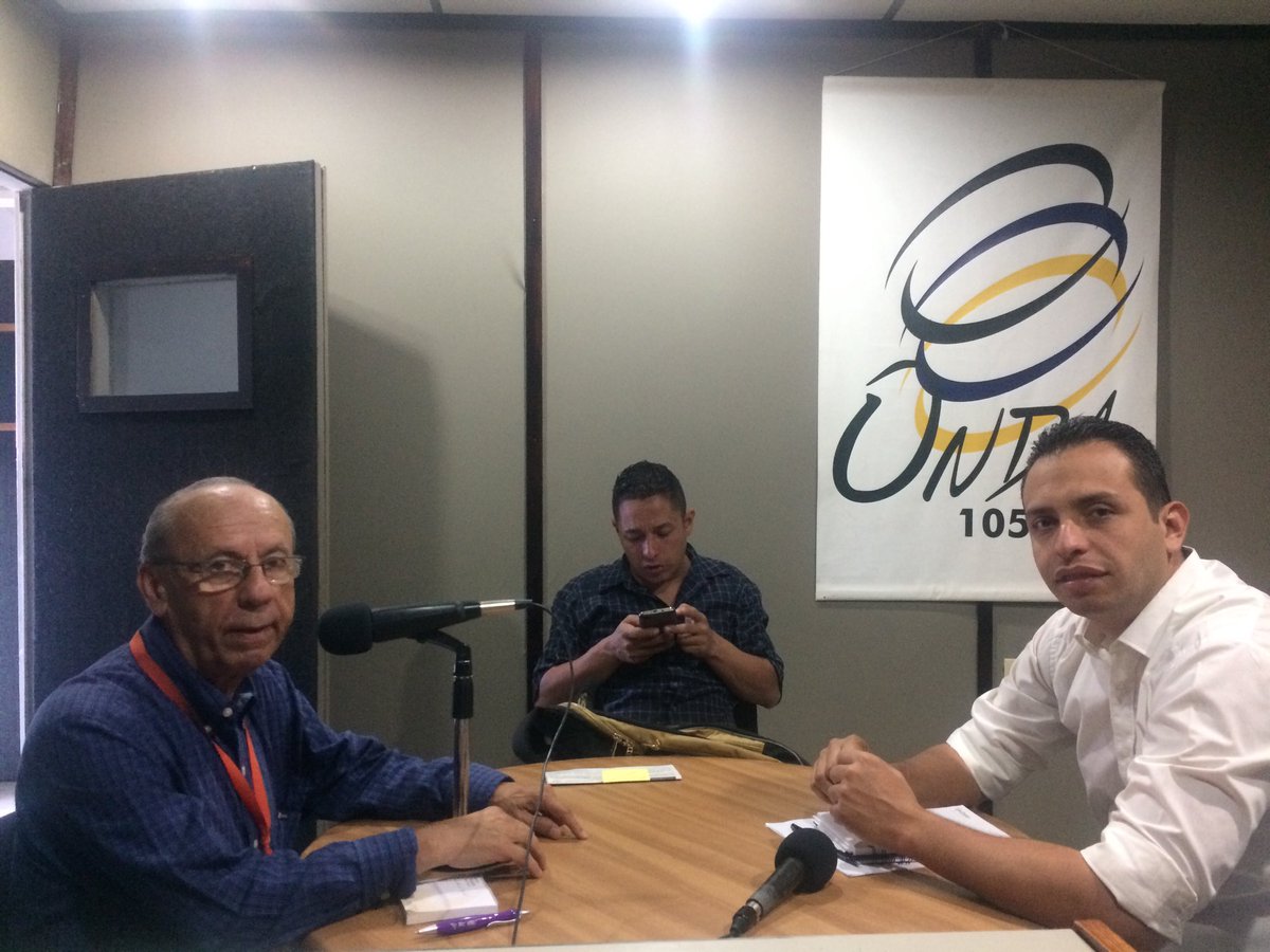 tutolopez's tweet photo. Al aire moviendo la cola por onda 105.3fm con Leonel Matos candidato del GPP a la alcaldía de Libertador https://t.co/nIUP05WIqB