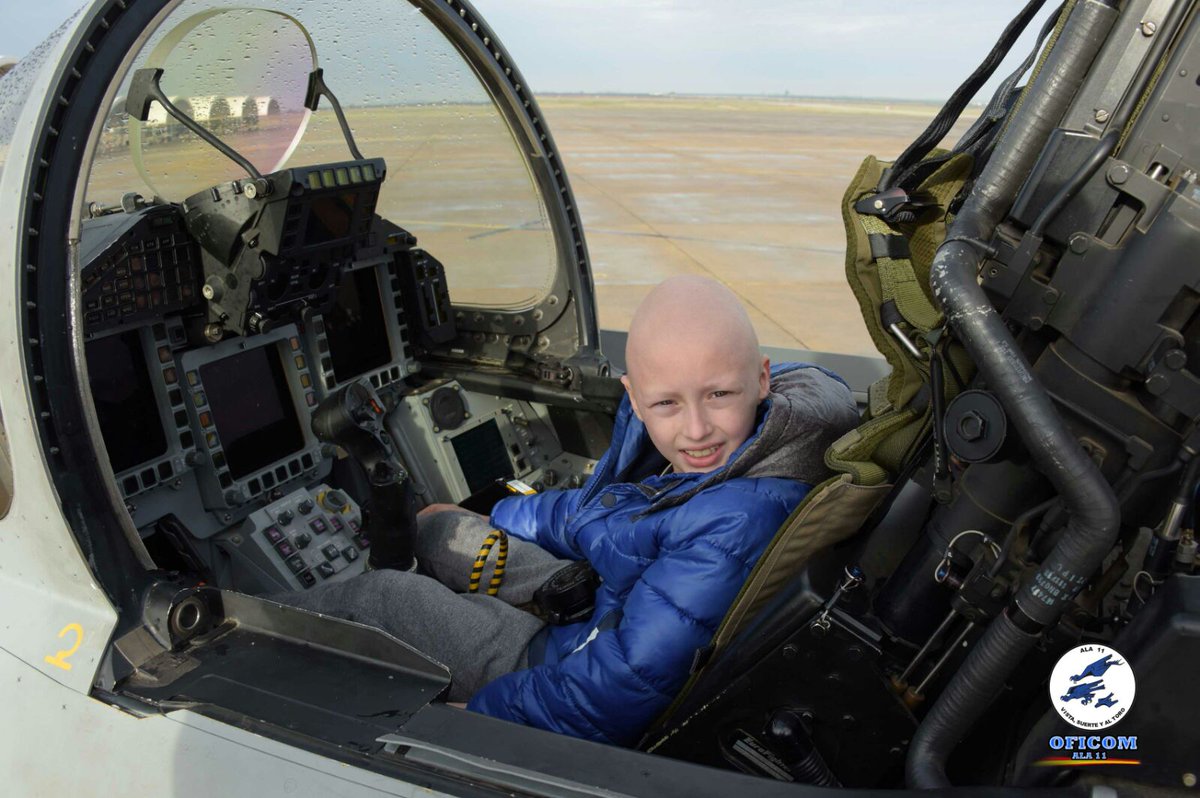 EjercitoAire's tweet photo. Francisco ha cumplido su sueño de montar en un #Eurofighter del #Ala11 en la #BAMoron. ¡ #VistaSuerteYAlToro para nuestro pequeño aviador! https://t.co/T2xFoalJCj